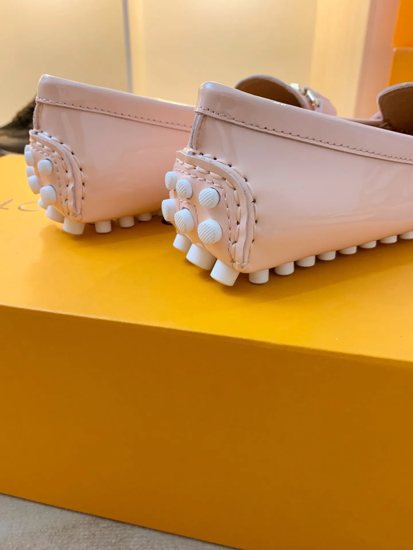 p460💰Couple model❤️🇫🇷 𝙇𝙤𝙪𝙞𝙨 𝙑𝙪𝙞𝙩𝙩𝙤𝙣 🇫🇷Louis Vuitton 2023 Classic𝓛𝓿 𝓣𝓻𝓪𝓲𝓷𝓮𝓻 Sports Series ➪➪➪¯ [Arizona Doudou Shoes Series] ▪️▪️▪️Arizona slip-on shoes are made of Monogram Eclipse canvas. Its hand-painted and dyed edges and hand-sewn uppers fully demonstrate Louis Vuitton's traditional shoemaking craftsmanship. This slip-on shoe is very lightweight. The integrated tongue and upper make it particularly comfortable and flexible. The soft outsole is equipped with rubber padding. Decorated with matching sash. Detailed features: ☑️Monogram Eclipse canvas ☑️Black Eclipse pattern ☑️Hand-painted shoe edges ☑️Hand-sewn uppers (each pair takes time to process) ☑️Integrated tongue and upper construction ☑️Outsole equipped with rubber lining ☑️size: 35_46